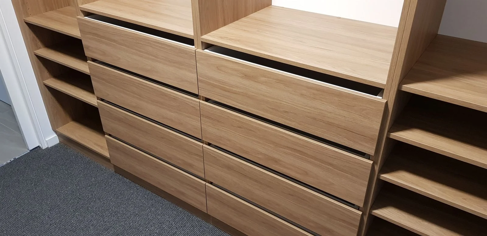 Built-in wardrobe with mirrored sliding doors and side panel