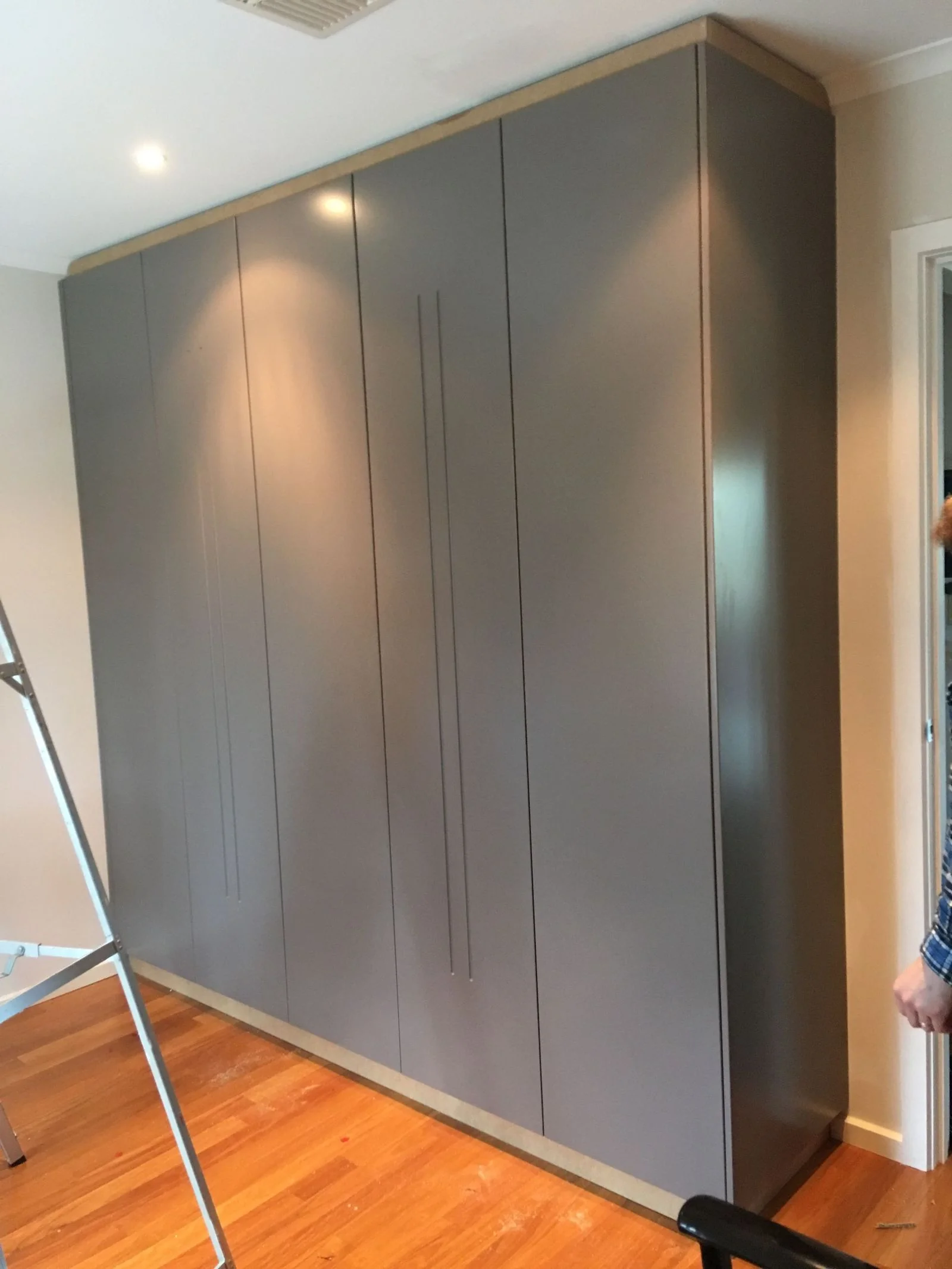 Built-in wardrobe with hinged mirrored doors