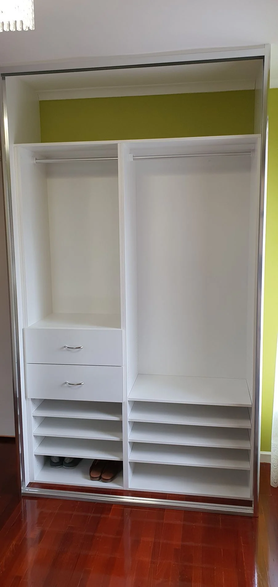 Sliding-door built-in wardrobe with mirrored panels in a bedroom
