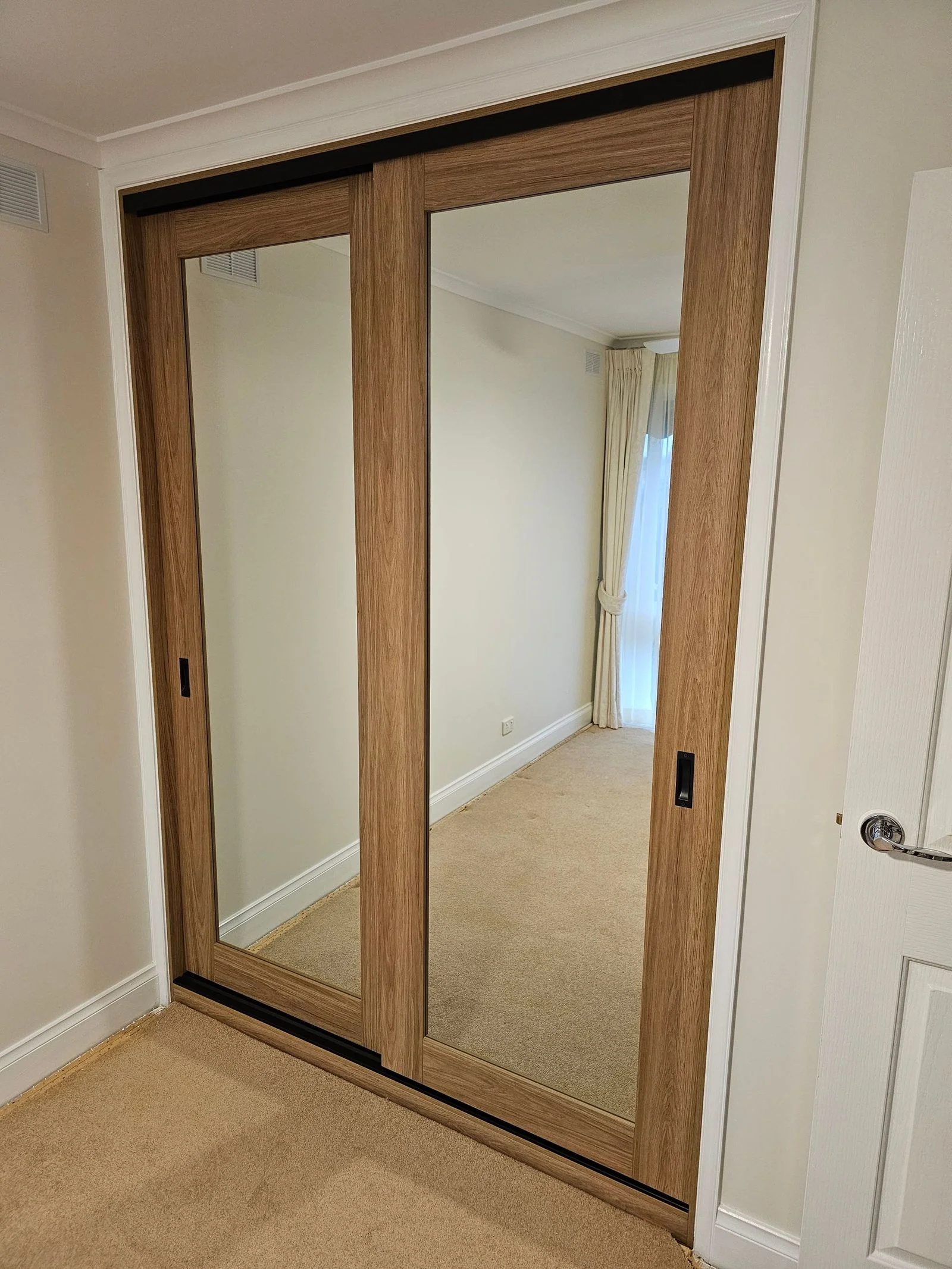Sliding-door built-in wardrobe with mirrored panels