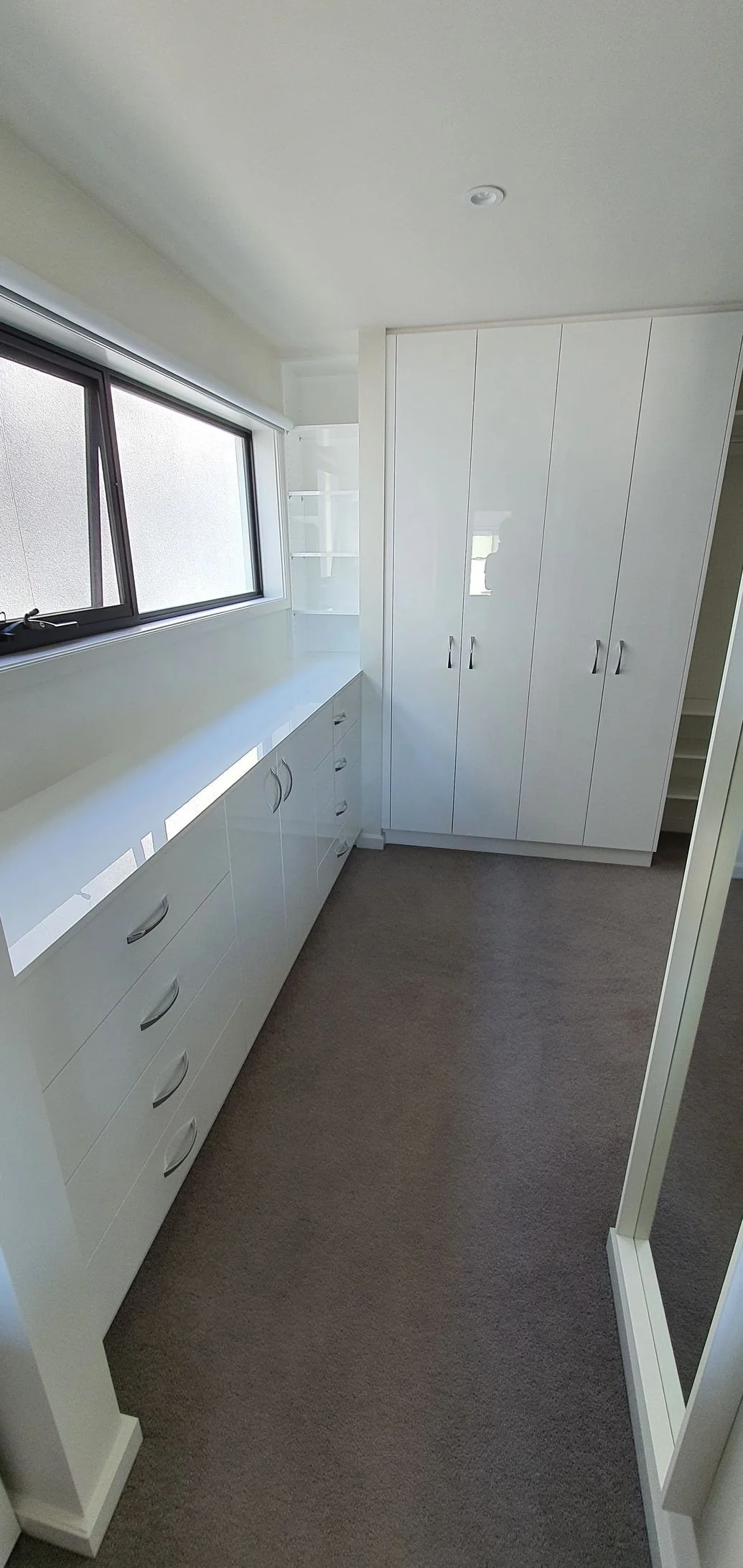 Sliding-door built-in wardrobe with mirrored panels
