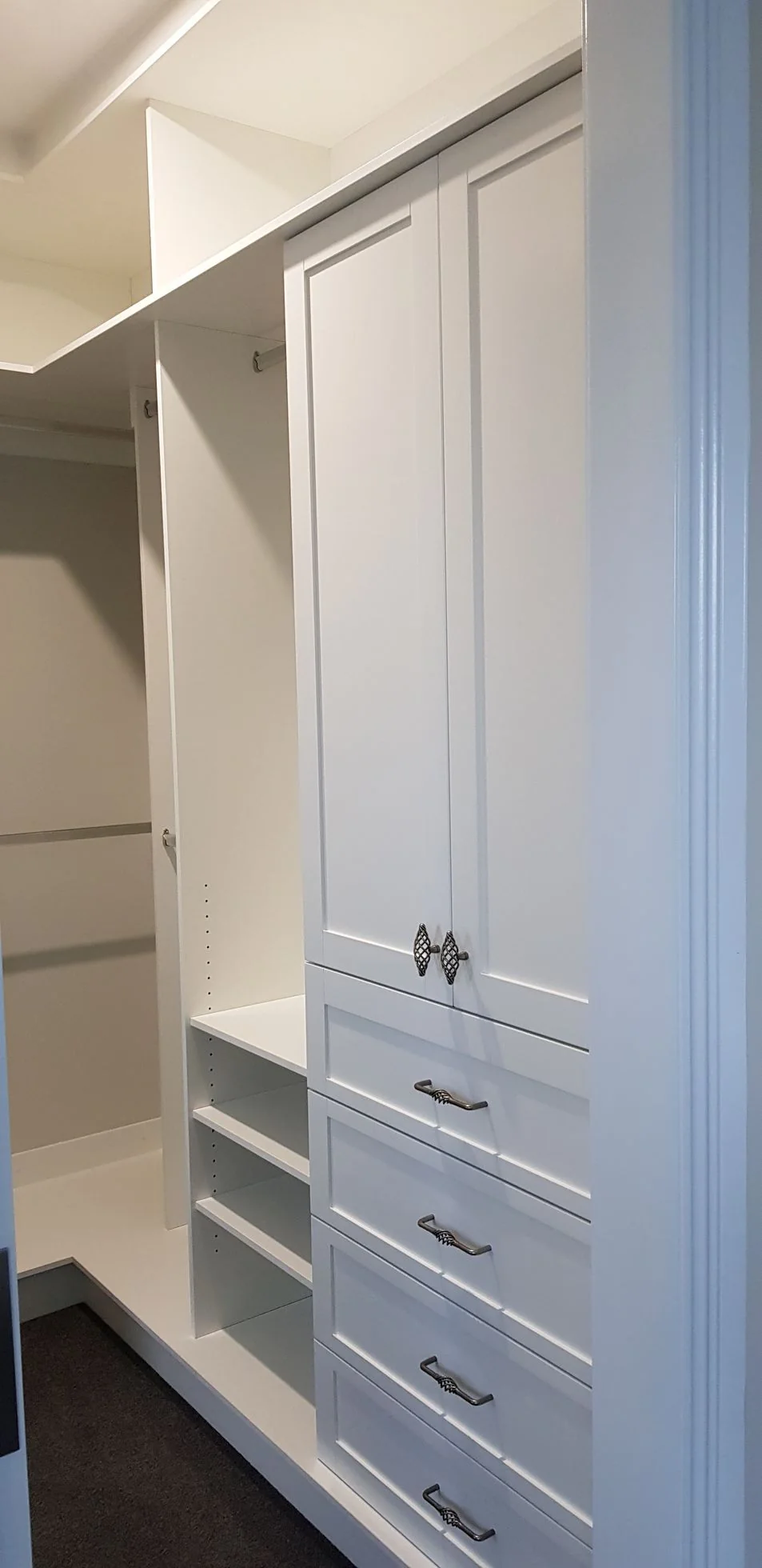 Built-in wardrobe with mirrored sliding doors in a modern bedroom