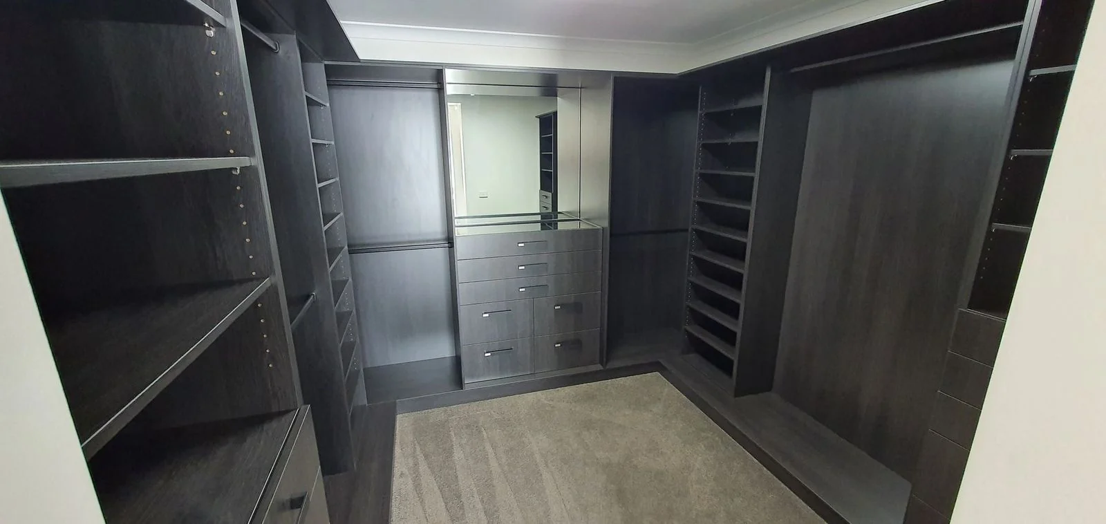 Built-in wardrobe with mirrored sliding doors and side panel